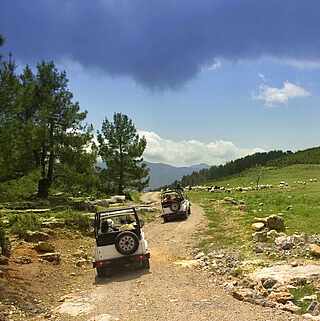Zwei Jeeps auf Offroad Tour in den Bergen