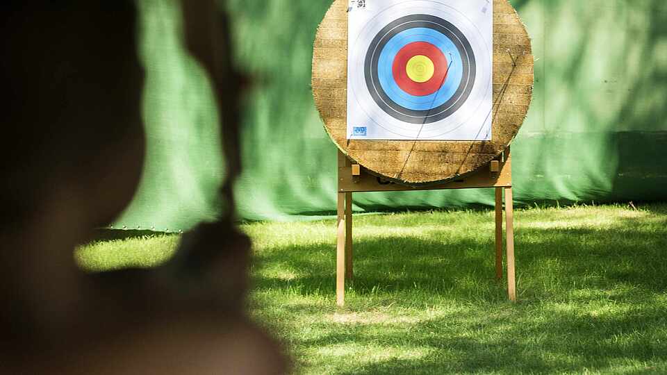Beim Fußball Dart werden Klettbälle auf eine Zielscheibe geworfen
