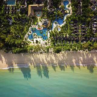 Clubareal mit Strandabschnitt aus Drohnenperspektive