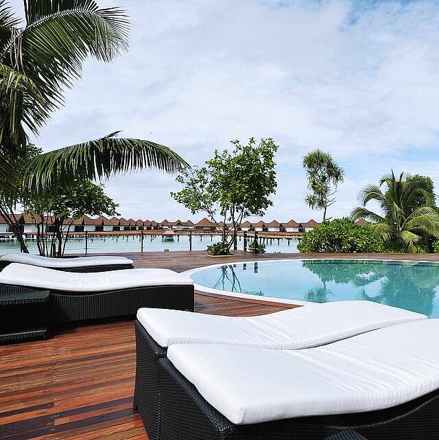 Pool des ROBINSON Clubs Maldives Pool des ROBINSON Maldives, Palmen, Sonnenliegen, Palmen
