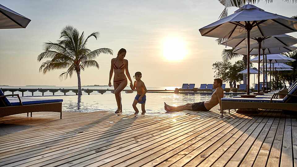 Mutter mit Kind am Pool