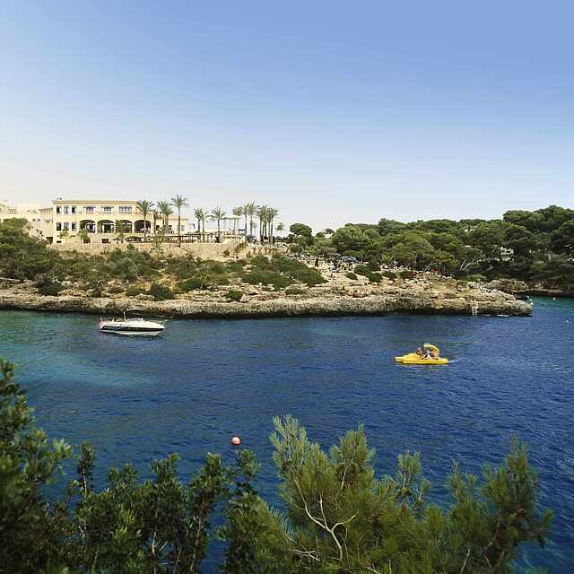 Die Bucht vom ROBINSON Club Cala Serena Ausblick auf eine Bucht mit Booten