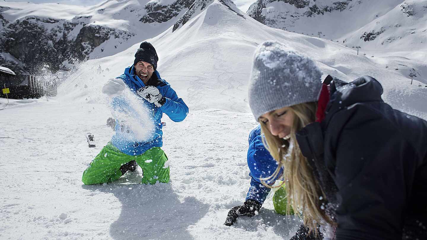 Eine Familie die im Schnee tollt