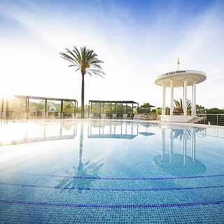 Pool mit Blick aufs Meer und Palmen