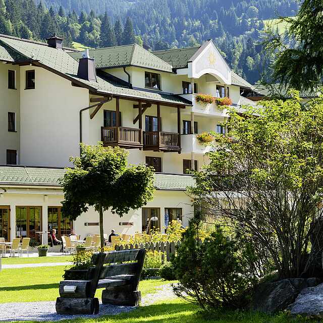 Außenansicht der Clubanlage Hotelanlage mit Grünfläche und Bergen