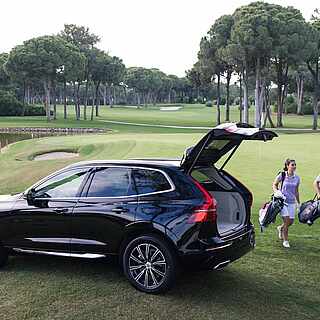 Paar auf dem Golfplatz auf dem Weg zu ihrem Auto