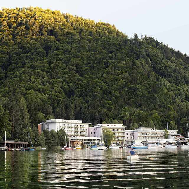 bewalteter Berg,Ossiacher See mit angrenzenden ROBINSON Club Landskron