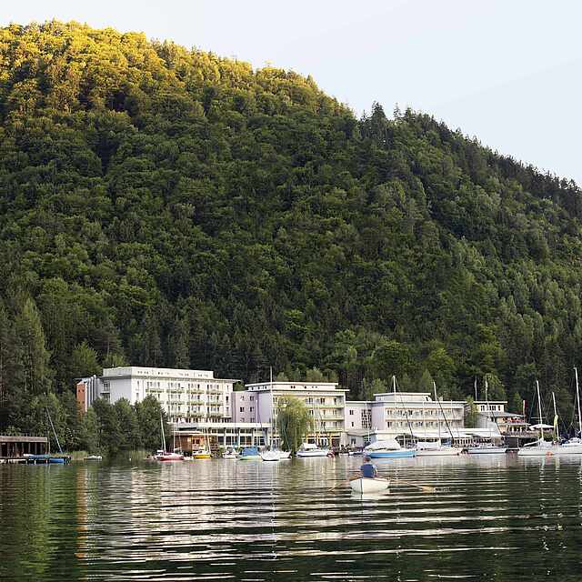bewalteter Berg,Ossiacher See mit angrenzenden ROBINSON Club Landskron