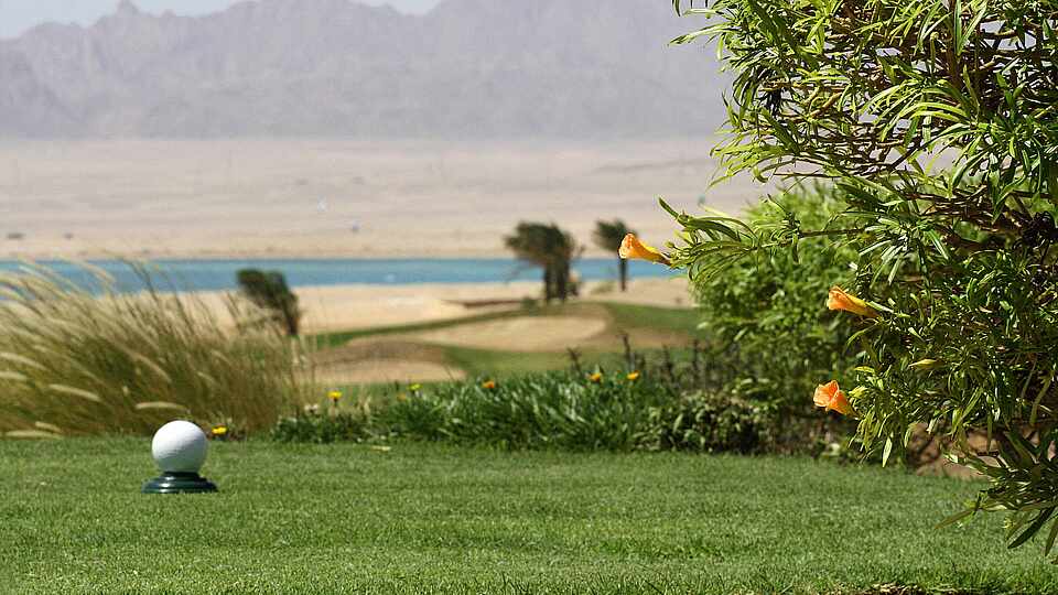 Golfplatz mit Blick auf Meer und Berge