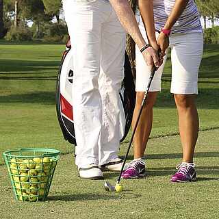 Golfplatz, Frau bekommt Golfsunterricht, Golf in der Türkei, Golfswoche, Golfkurs, ROBINSON