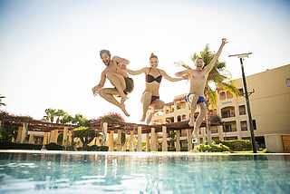 Urlaub mit Freunden, Freunde springen zur Abkühlung in den Pool