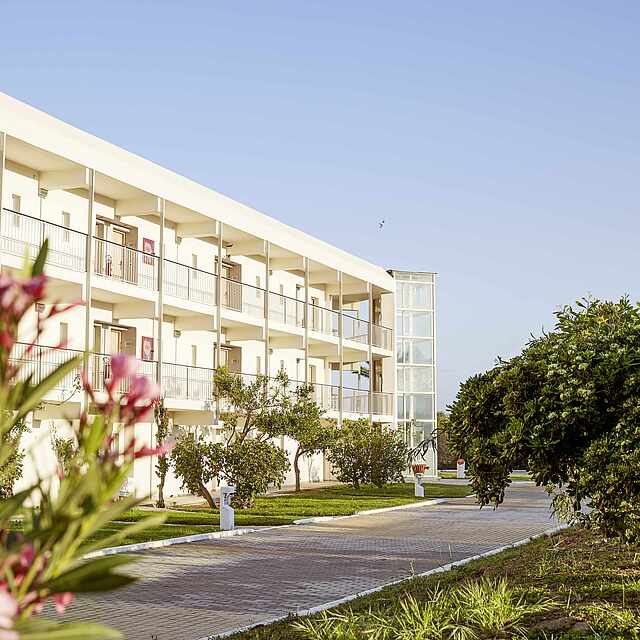 Gebäude des ROBINSON Clubs Killini Beach, Weg, Parkanlage, grün, Bäume, Blumen