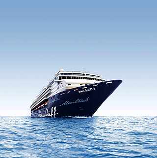 Das Kreuzfahrtschiff Mein Schiff 2 liegt im ruhigen Meer