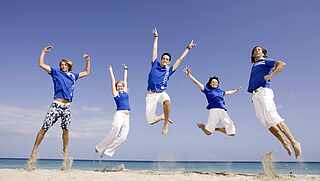Holidaycheck Award: Fünf ROBINS springen am Strand gleichzeitig in die Luft