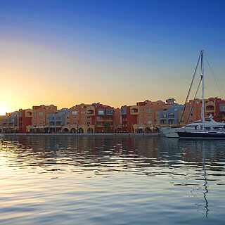 Bunter Hafen im Sonnenaufgang