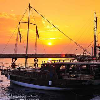 Ein Sonnenuntergang an einem Hafen mit kleinen Booten