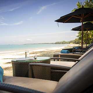 Liegen am Strand im Robinson Club Khao Lak, in Thailand