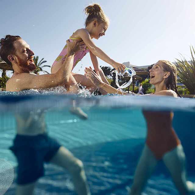 Familie planscht im Pool